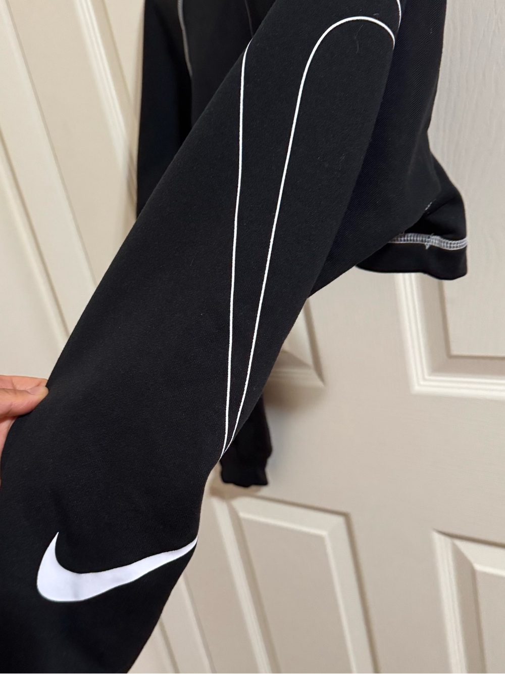 Nike Black Long-Sleeve Crop Top with White Contrast Stitching - Picture 3 of 4